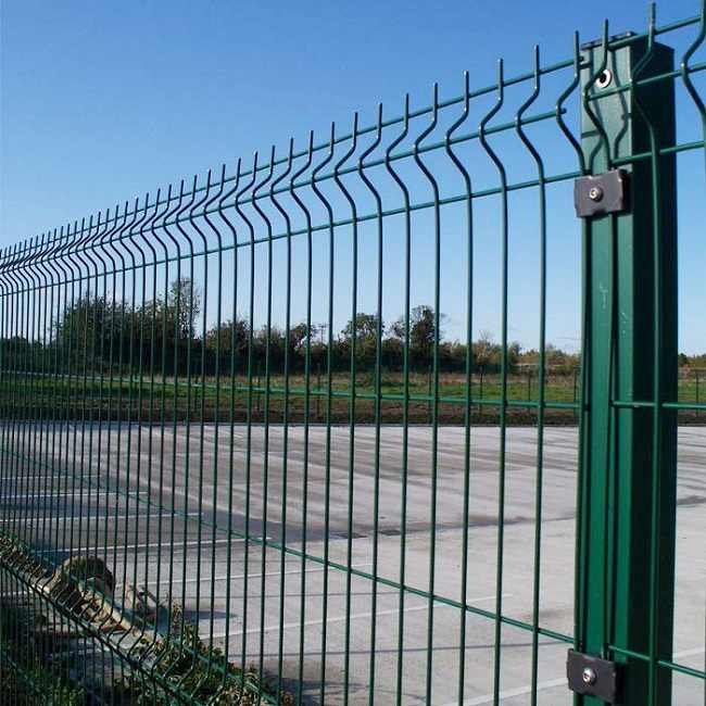 Curved Mesh Fence